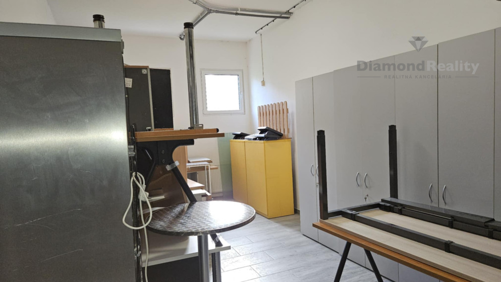 Na prenájom sklad - kancelária na Levočskej ul. v Prešove bonus parkovanie pre jedno auto v podzemnej garáži zdarma.