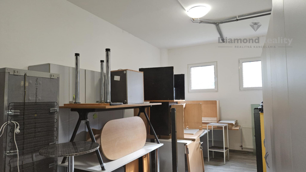 Na prenájom sklad -kancelária na Levočskej ul. v Prešove bonus parkovanie pre jedno auto v podzemnej garáži zdarma.