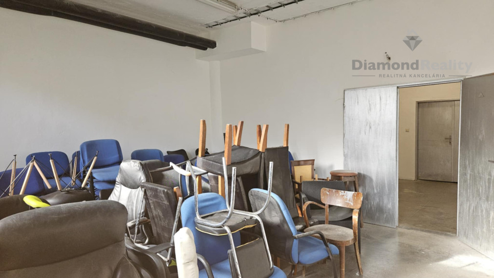 Na prenájom sklad -kancelária na Levočskej ul. v Prešove bonus parkovanie pre jedno auto v podzemnej garáži zdarma.