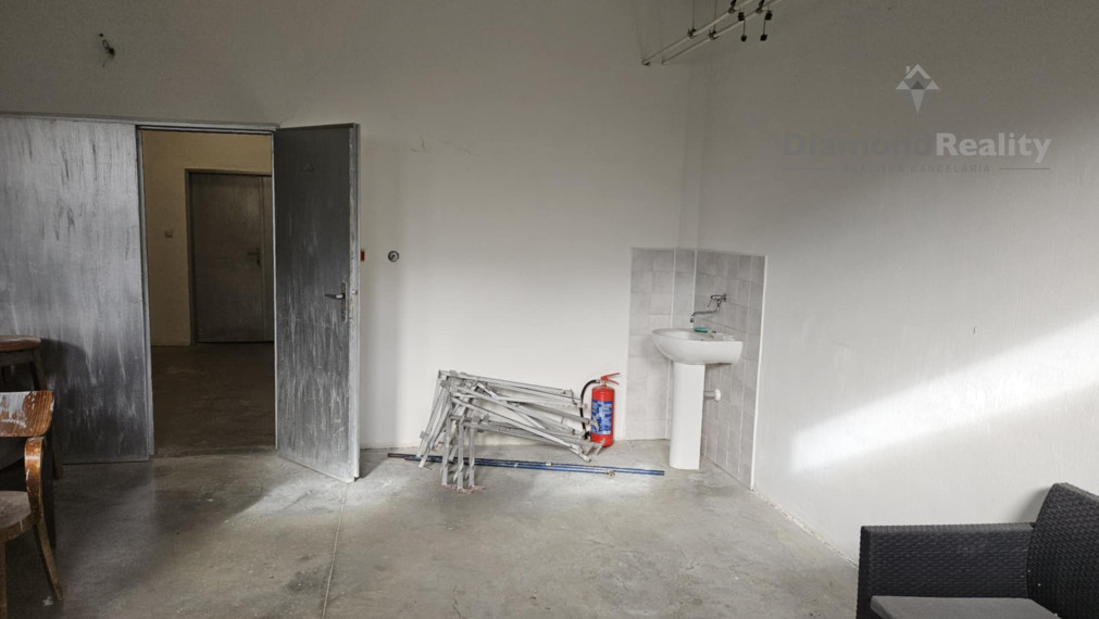 Na prenájom sklad na Levočskej ul. v Prešove bonus parkovanie pre jedno auto v podzemnej garáži zdarma.