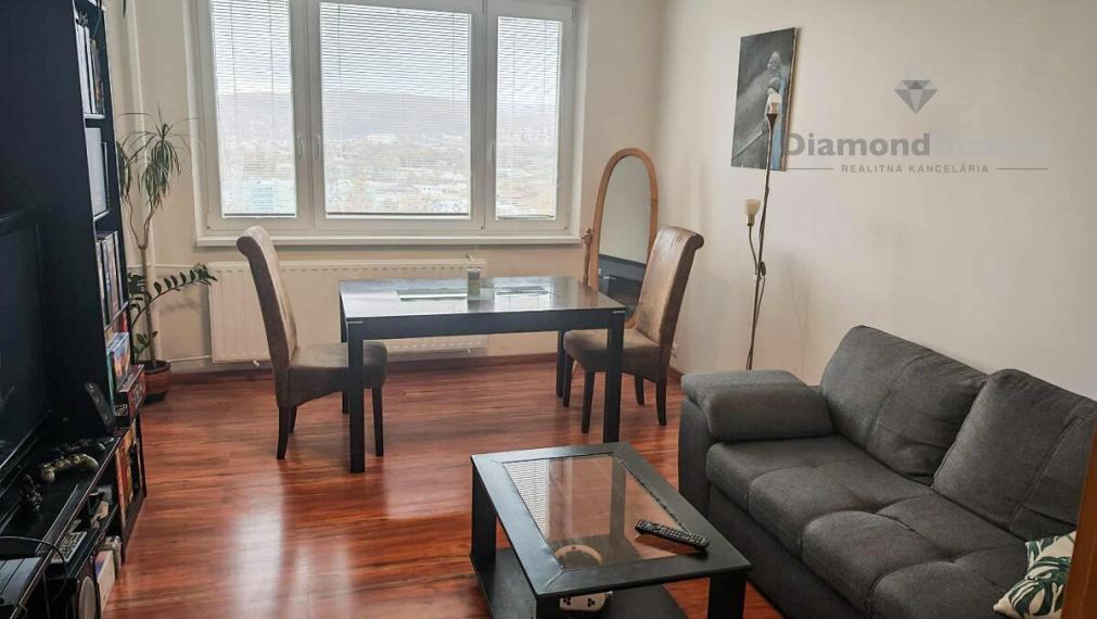 NA PREDAJ VEĽKÝ ZREKONŠTRUOVANÝ 2 IZBOVÝ BYT | 58m2 + LOGGIA