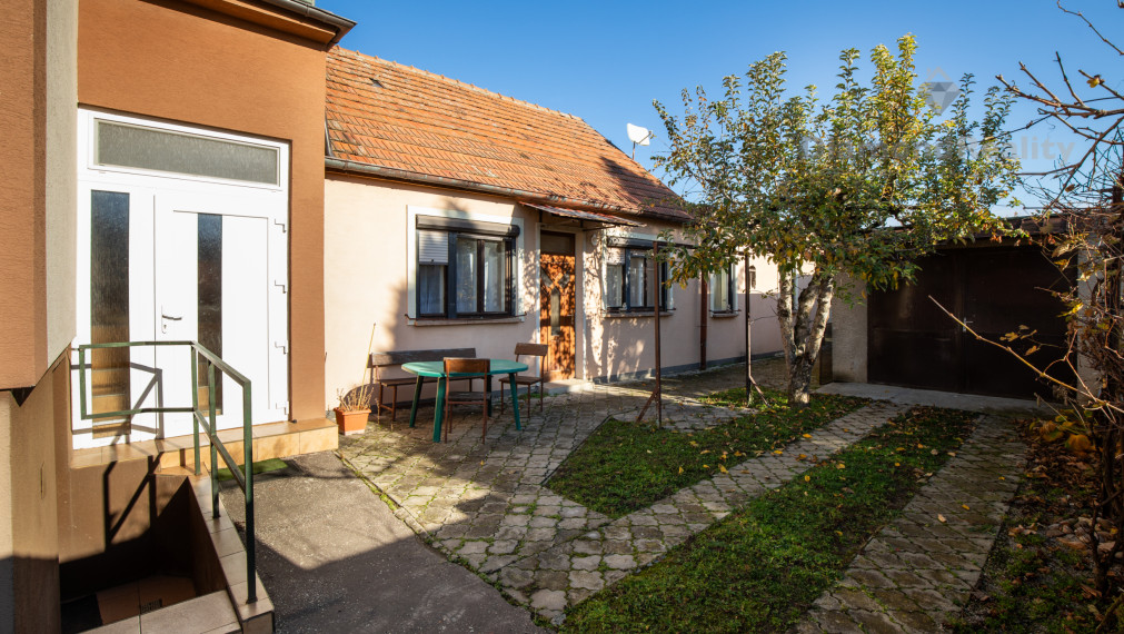 Na predaj dva ihneď obývateľné rodinné domy za cenu jedného v malebnej obci Výčapy-Opatovce