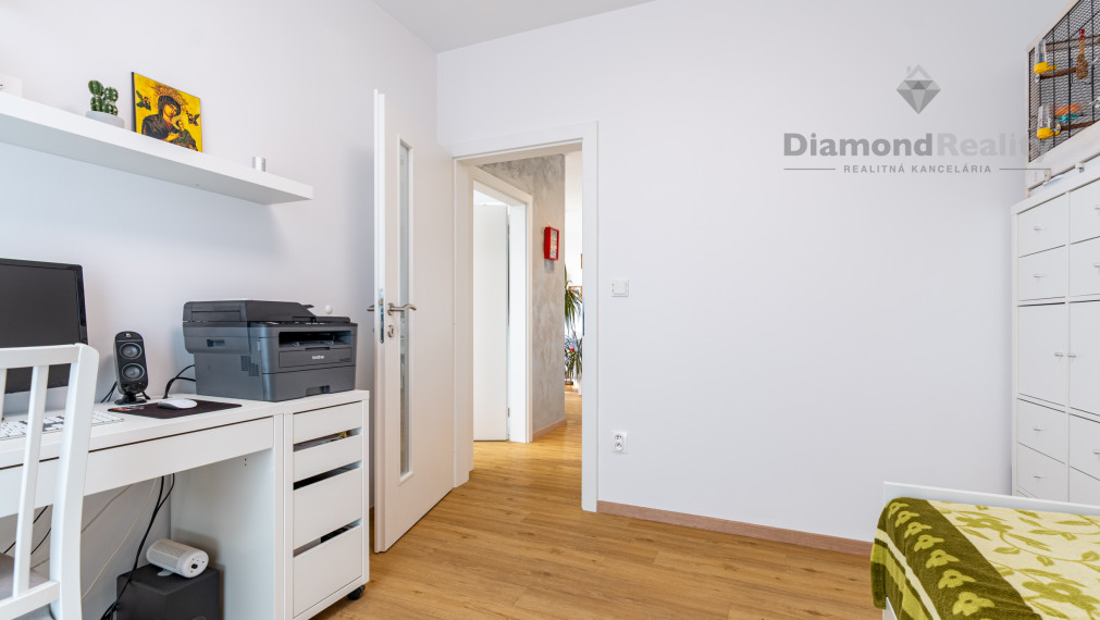 ZNÍŽENÁ CENA - NA PREDAJ MODERNÝ 3-IZBOVÝ BYT S KRÁSNYM VÝHĽADOM