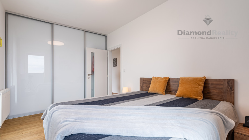 ZNÍŽENÁ CENA - NA PREDAJ MODERNÝ 3-IZBOVÝ BYT S KRÁSNYM VÝHĽADOM