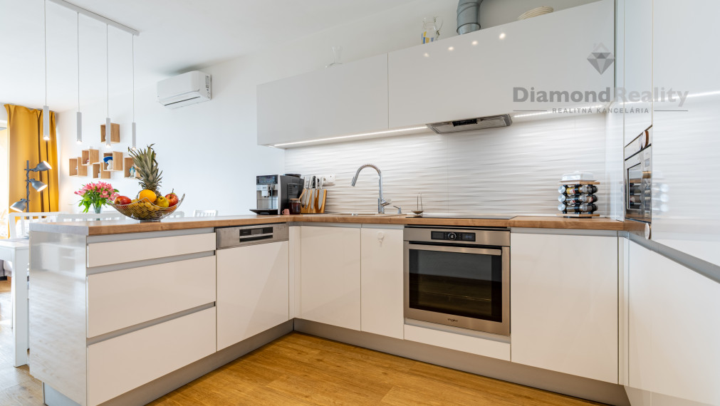 ZNÍŽENÁ CENA - NA PREDAJ MODERNÝ 3-IZBOVÝ BYT S KRÁSNYM VÝHĽADOM