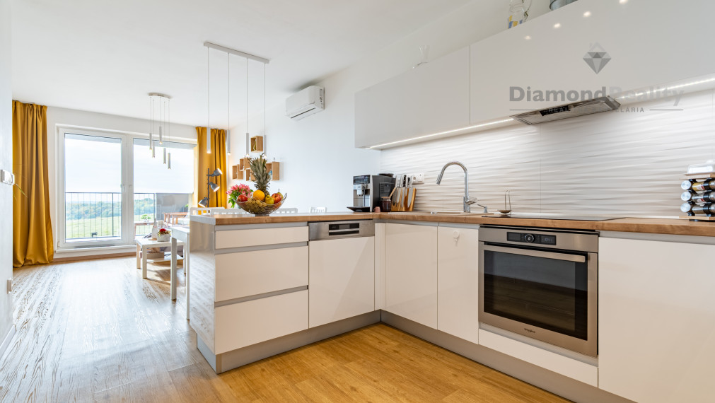 ZNÍŽENÁ CENA - NA PREDAJ MODERNÝ 3-IZBOVÝ BYT S KRÁSNYM VÝHĽADOM