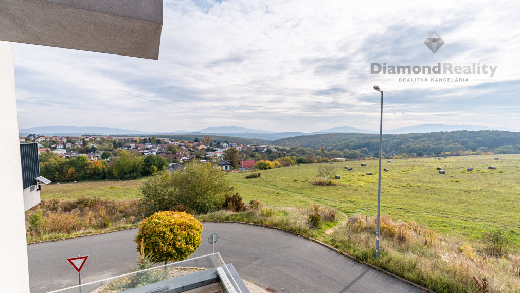 ZNÍŽENÁ CENA - NA PREDAJ MODERNÝ 3-IZBOVÝ BYT S KRÁSNYM VÝHĽADOM