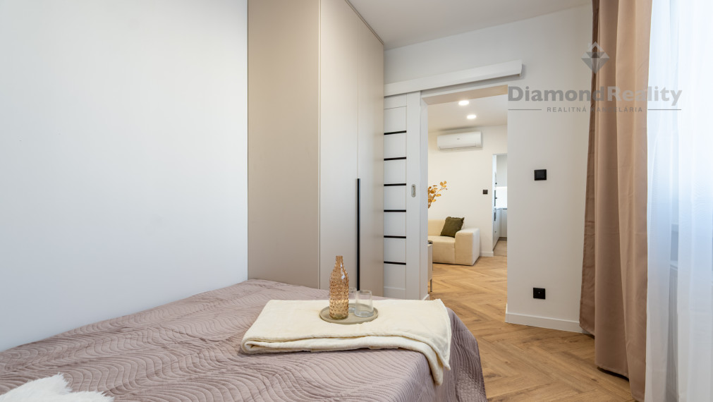 NA PREDAJ ZREKONŠTRUOVANÝ 3-IZBOVÝ BYT NA ULICI VÝSTAVBY, KOŠICE - ZÁPAD.