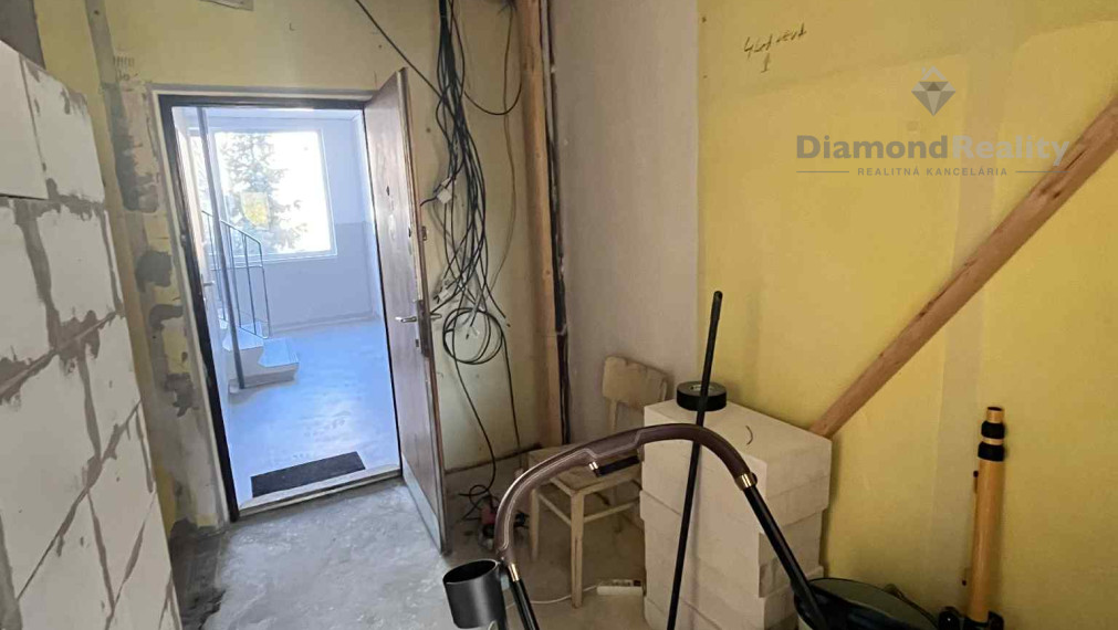 NA PREDAJ 2 IZBOVÝ BYT S KOMOROU NA ULICI DRUŽICOVÁ, KOŠICE - NAD JAZEROM