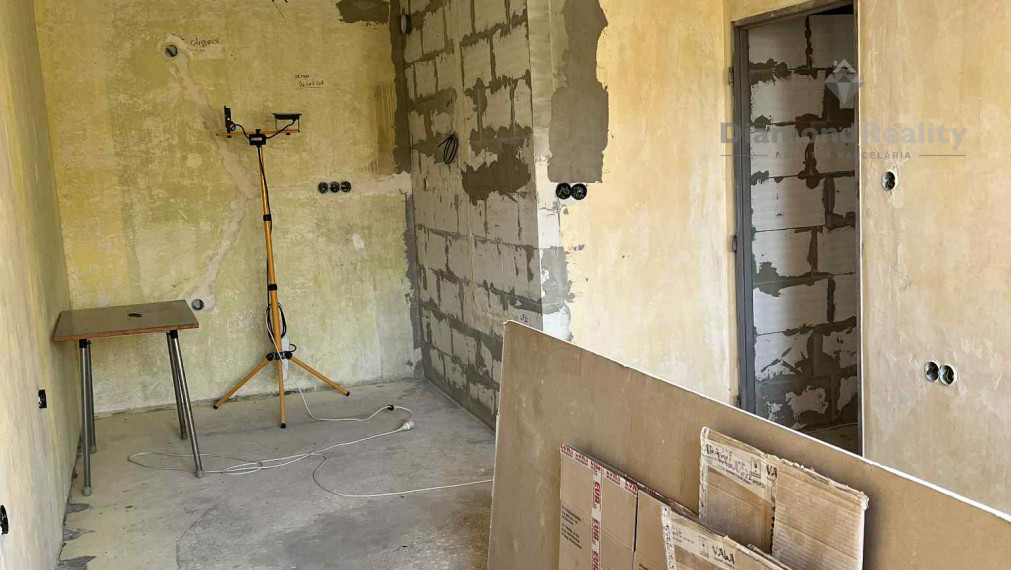 NA PREDAJ 2 IZBOVÝ BYT S KOMOROU NA ULICI DRUŽICOVÁ, KOŠICE - NAD JAZEROM