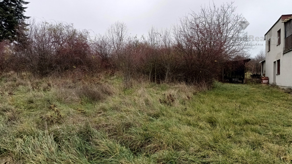 Na predaj pozemok na výstavbu aj dvoch viničných chatiek v obci Kozárovce