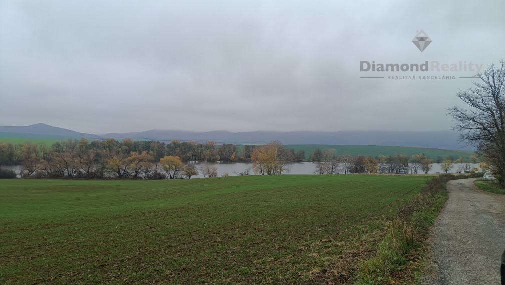 Na predaj pozemok na výstavbu aj dvoch viničných chatiek v obci Kozárovce
