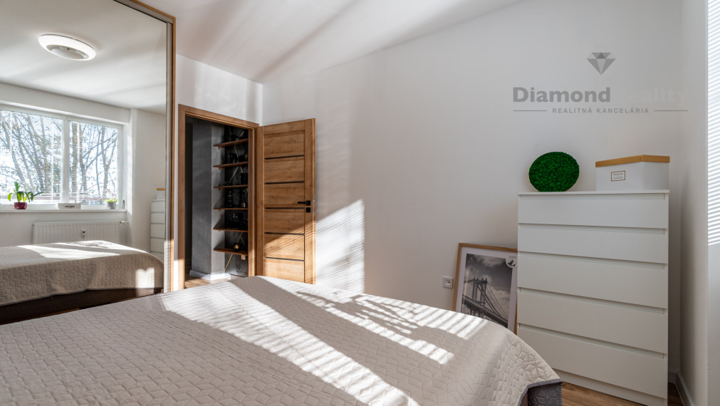 REZERVOVANÝ KOMPLETNE ZREKONŠTRUOVANÝ 2 IZBOVÝ BYT S BALKÓNOM