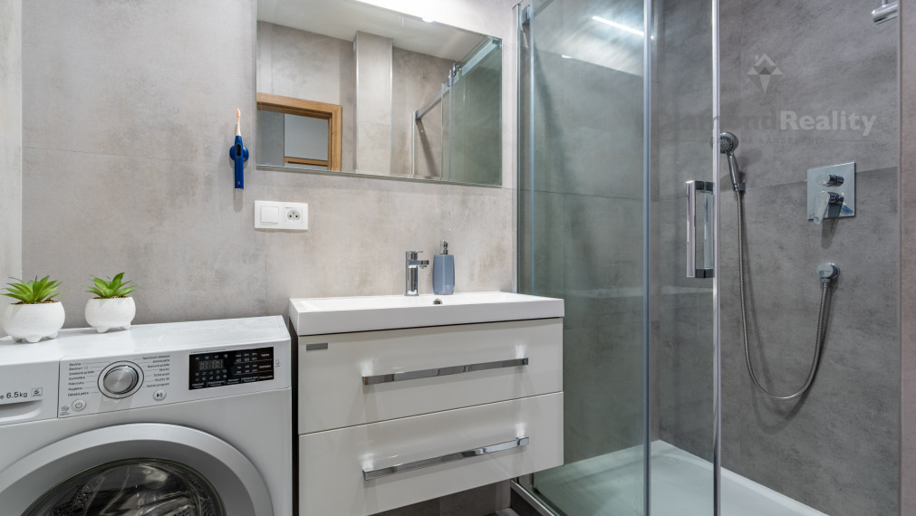 REZERVOVANÝ KOMPLETNE ZREKONŠTRUOVANÝ 2 IZBOVÝ BYT S BALKÓNOM