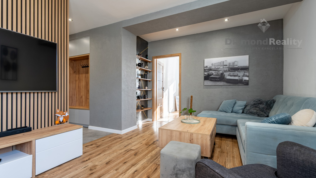 REZERVOVANÝ KOMPLETNE ZREKONŠTRUOVANÝ 2 IZBOVÝ BYT S BALKÓNOM