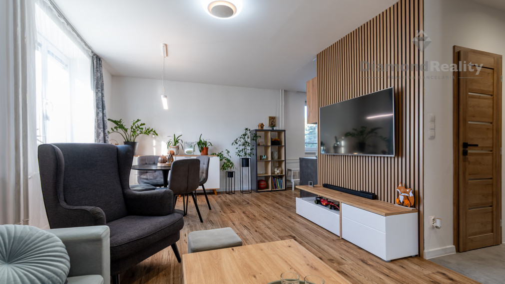 REZERVOVANÝ KOMPLETNE ZREKONŠTRUOVANÝ 2 IZBOVÝ BYT S BALKÓNOM