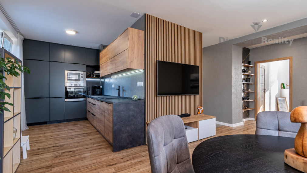 PREDANÝ KOMPLETNE ZREKONŠTRUOVANÝ 2 IZBOVÝ BYT S BALKÓNOM