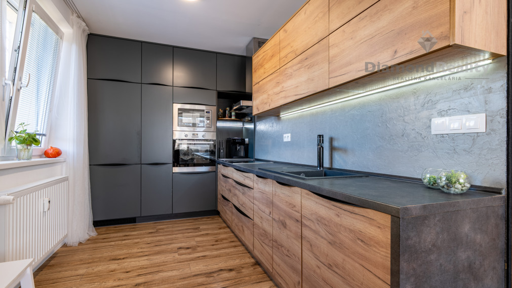 REZERVOVANÝ KOMPLETNE ZREKONŠTRUOVANÝ 2 IZBOVÝ BYT S BALKÓNOM