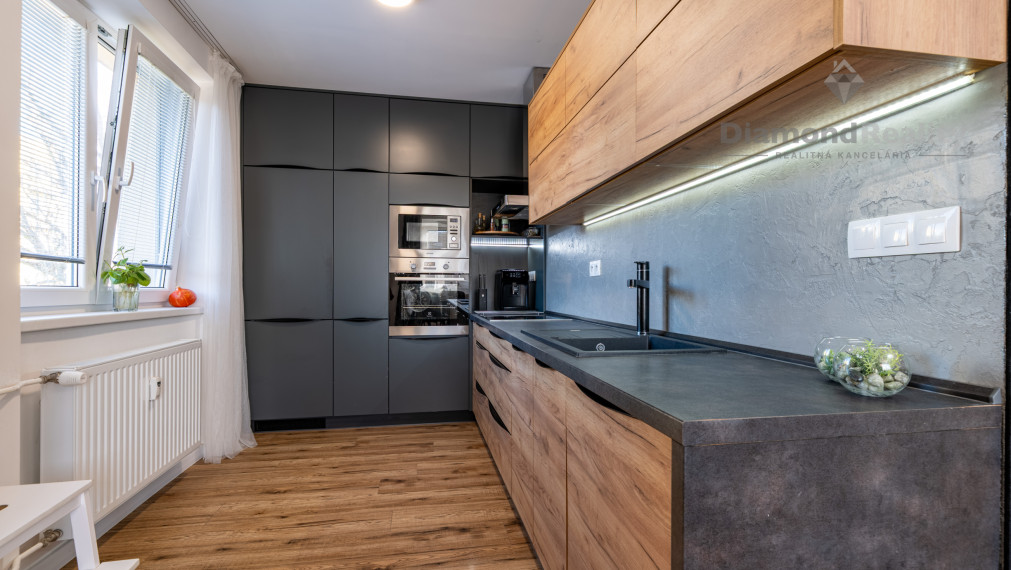 REZERVOVANÝ KOMPLETNE ZREKONŠTRUOVANÝ 2 IZBOVÝ BYT S BALKÓNOM