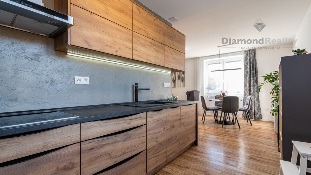 REZERVOVANÝ KOMPLETNE ZREKONŠTRUOVANÝ 2 IZBOVÝ BYT S BALKÓNOM