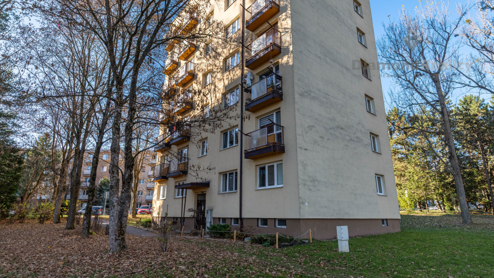 REZERVOVANÝ KOMPLETNE ZREKONŠTRUOVANÝ 2 IZBOVÝ BYT S BALKÓNOM