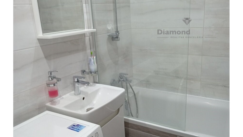 Na prenájom zariadený 2 izbový byt balkón Beňovského, Vrbové.