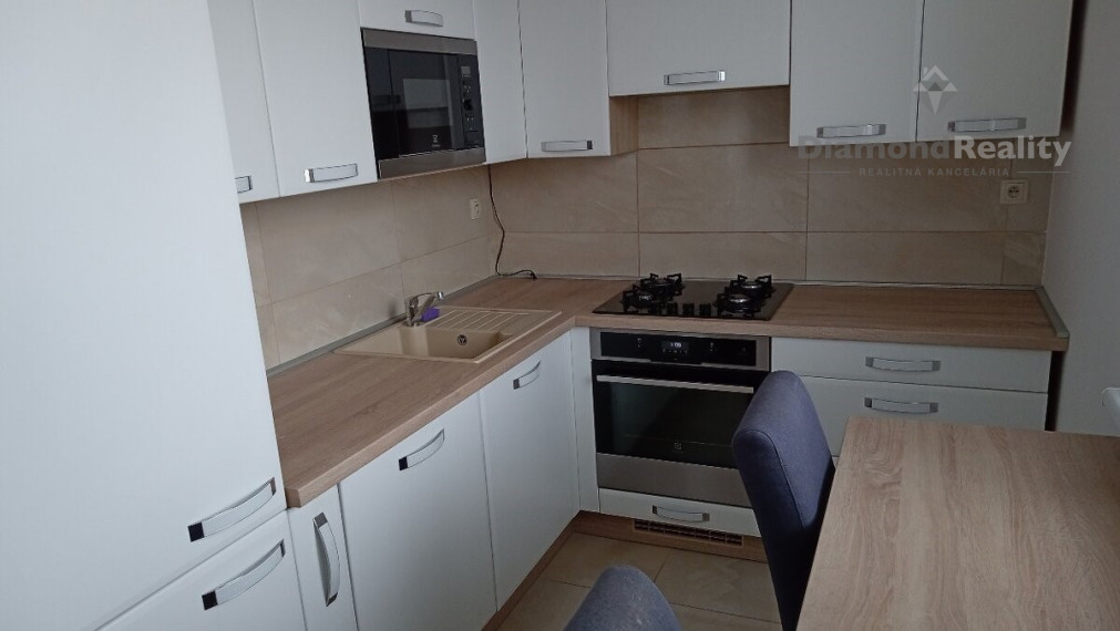 Na prenájom zariadený 2 izbový byt balkón Beňovského, Vrbové.