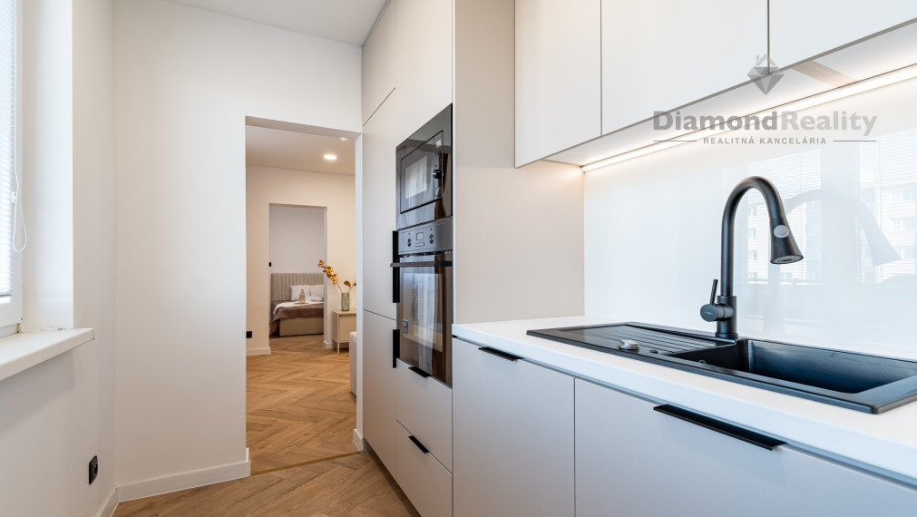 NA PREDAJ ZREKONŠTRUOVANÝ 4-IZBOVÝ BYT NA ULICI VÝSTAVBY, KOŠICE - ZÁPAD.