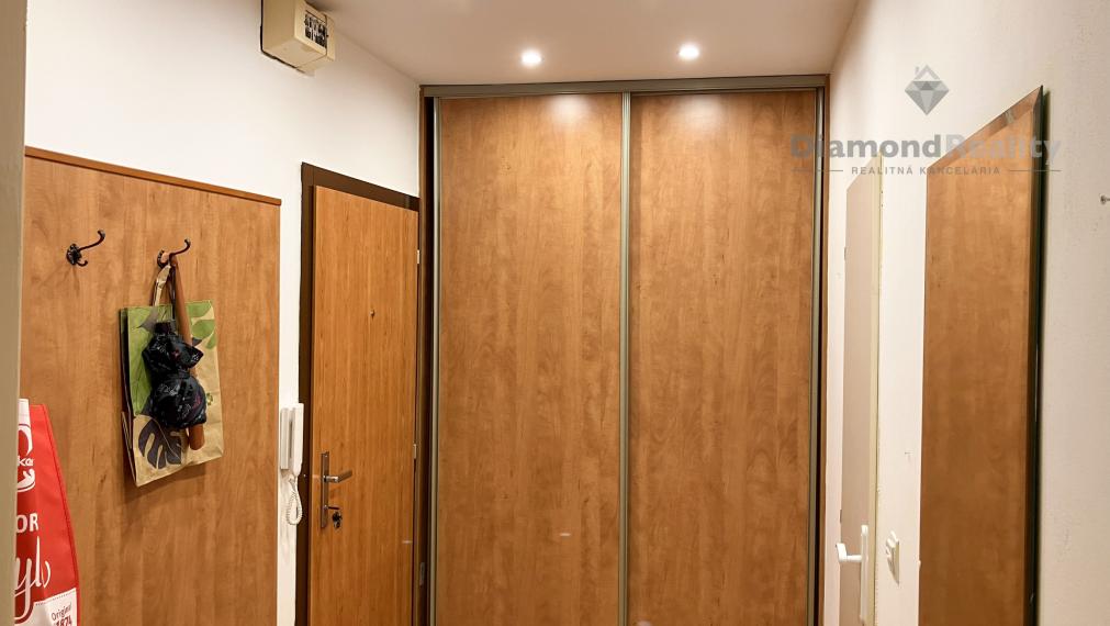 NA PREDAJ VEĽKÝ 2 IZBOVÝ BYT PO REKONŠTRUKCII | 57m2 +LOGGIA