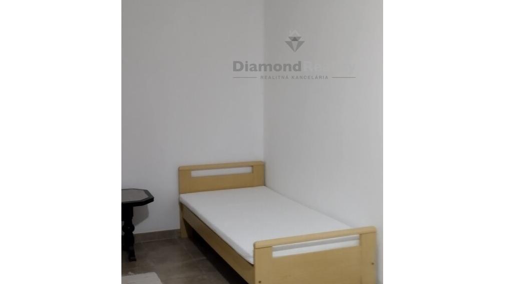 Na prenájom pekný 1 izbový byt v rodinnom dome, Madunice