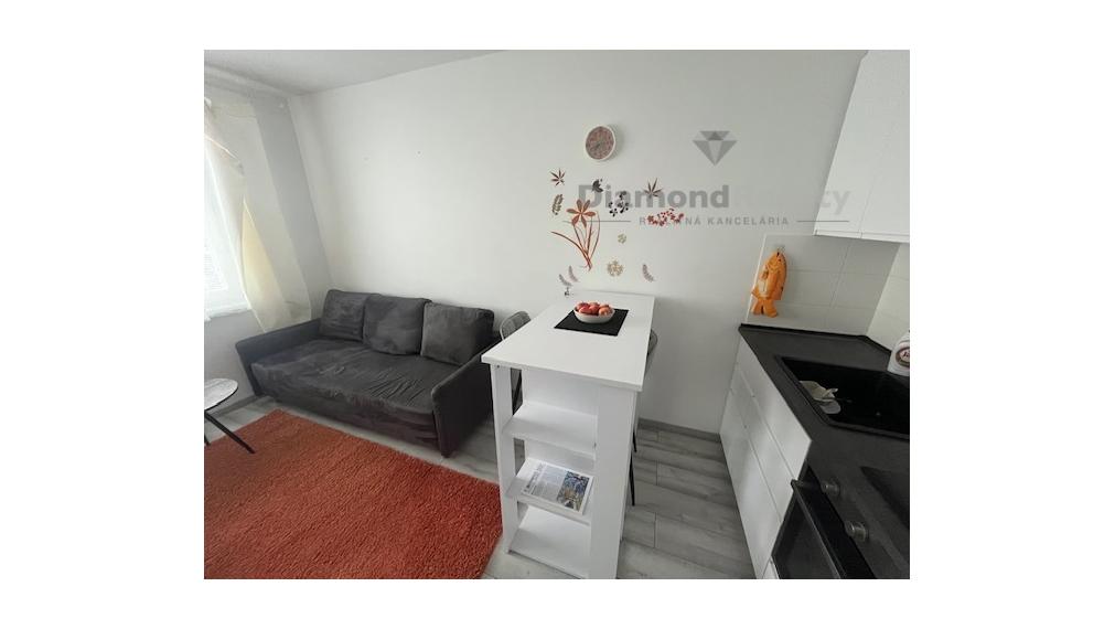 Na prenájom plne zariadená garsonka, centrum mesta, Modra