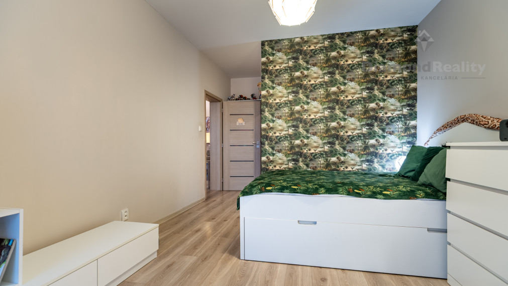 NA PREDAJ PRIESTRANNÝ 3 IZBOVÝ BYT | 80m2 + 17m2 BALKÓN | BOROVICOVÝ HÁJ