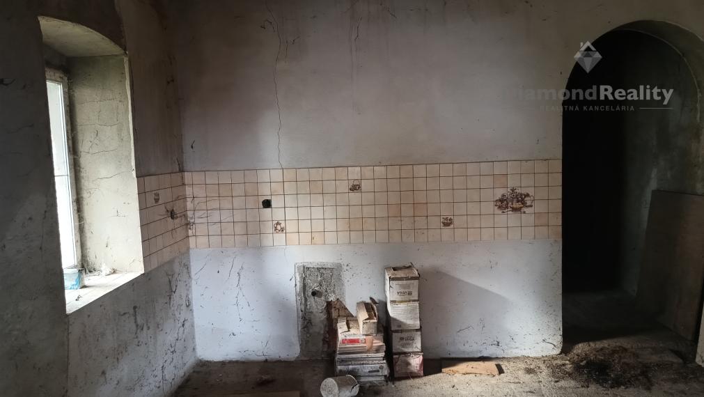 Na predaj 35 árový pozemok s vidieckym domom Mlyňany