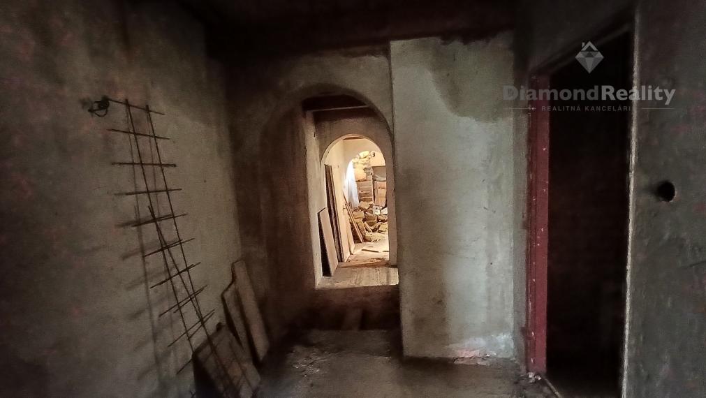 Na predaj 35 árový pozemok s vidieckym domom Mlyňany