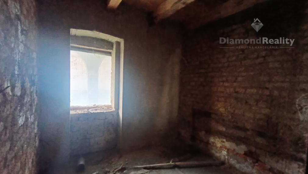 Na predaj 35 árový pozemok s vidieckym domom Mlyňany