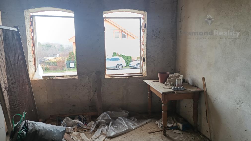 Na predaj 35 árový pozemok s vidieckym domom Mlyňany