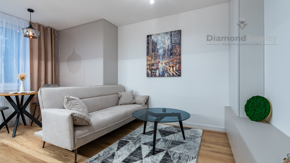 NA PREDAJ ZARIADENÝ 1,5 IZBOVÝ BYT PO NOVEJ REKONŠTRUKCIÍ