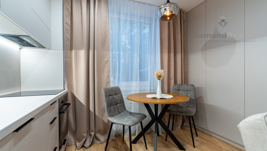 NA PREDAJ ZARIADENÝ 1,5 IZBOVÝ BYT PO NOVEJ REKONŠTRUKCIÍ