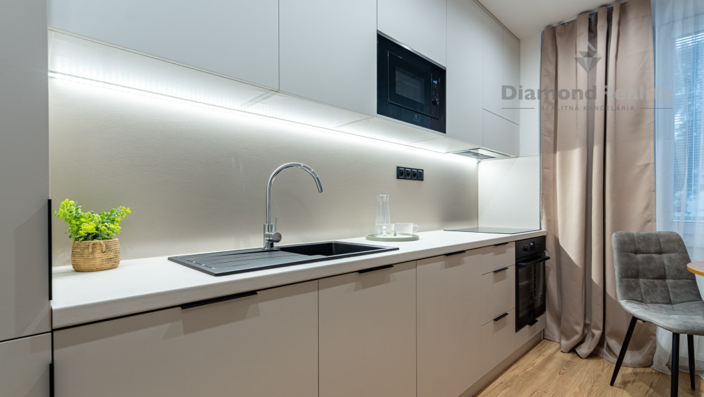 NA PREDAJ ZARIADENÝ 1,5 IZBOVÝ BYT PO NOVEJ REKONŠTRUKCIÍ