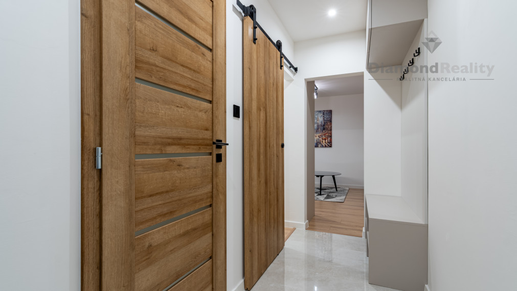NA PREDAJ ZARIADENÝ 1,5 IZBOVÝ BYT PO NOVEJ REKONŠTRUKCIÍ