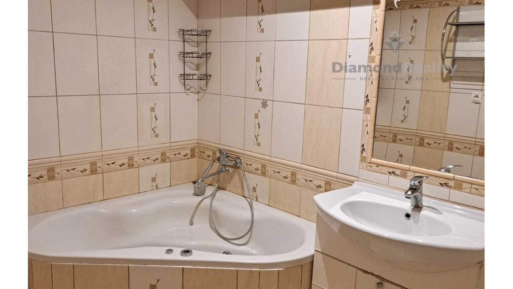 NA PREDAJ DOM SO 4 BYTOVÝMI JEDNOTKAMI | BLÍZKO CENTRA KE