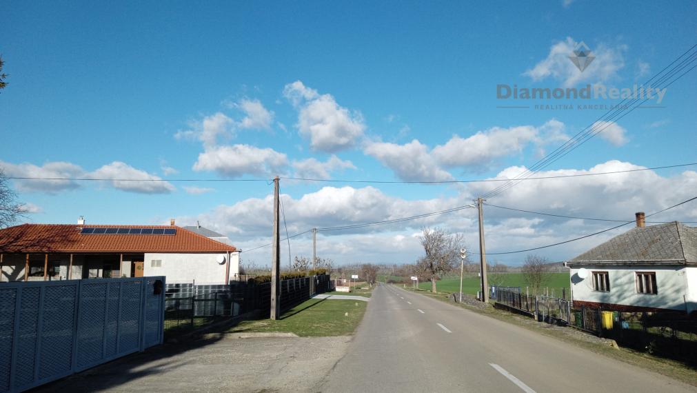 Slnečný a rovinatý pozemok v pokojnej obci Kašov