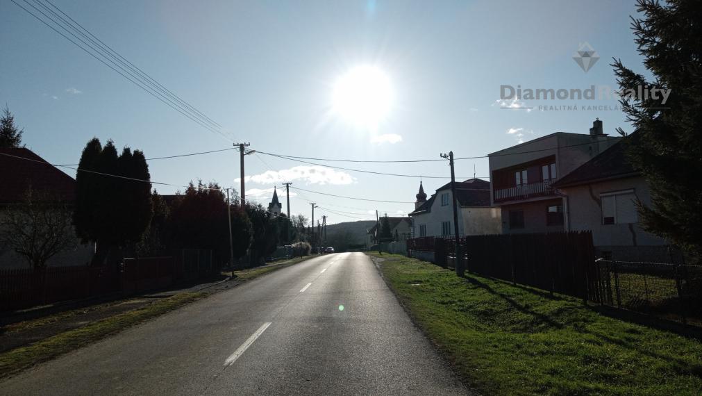 Slnečný a rovinatý pozemok v pokojnej obci Kašov