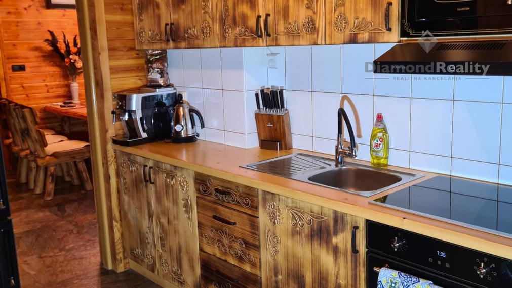 NA PREDAJ: Zabehnutá rekreačná chata v Podhájskej – výborná investícia