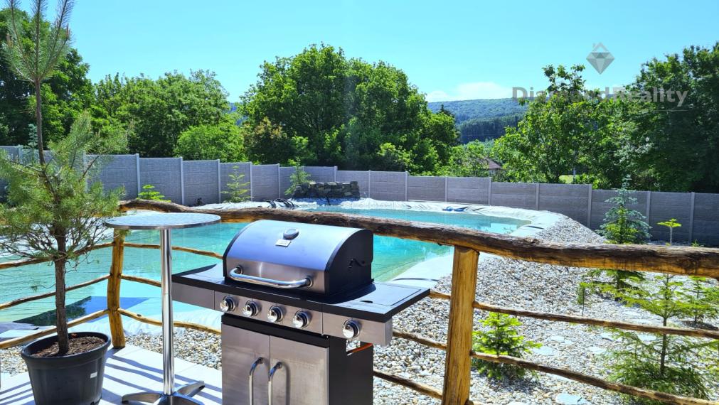 NA PREDAJ: Zabehnutá rekreačná chata v Podhájskej – výborná investícia