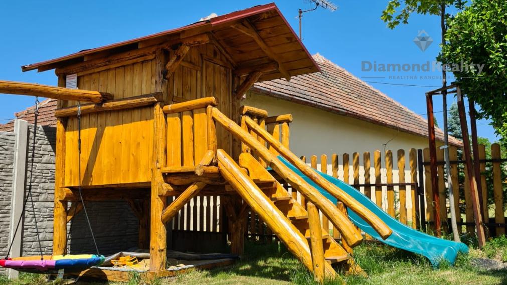 NA PREDAJ: Zabehnutá rekreačná chata v Podhájskej – výborná investícia