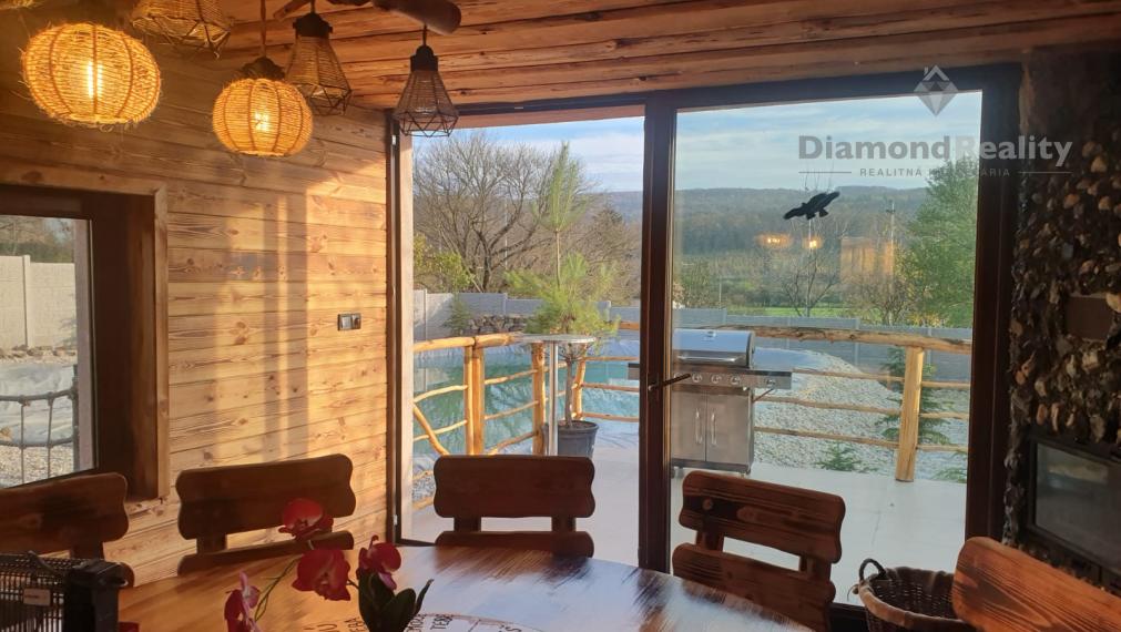 NA PREDAJ: Zabehnutá rekreačná chata v Podhájskej – výborná investícia