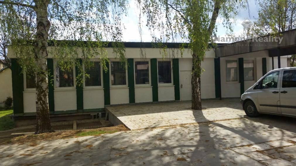 NA PREDAJ KOMERČNÁ BUDOVA V CENTRE SÍDLISKA NA PODNIKANIE