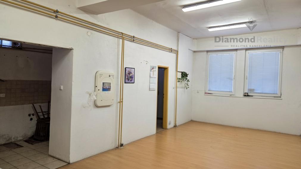 NA PREDAJ KOMERČNÁ BUDOVA V CENTRE SÍDLISKA NA PODNIKANIE