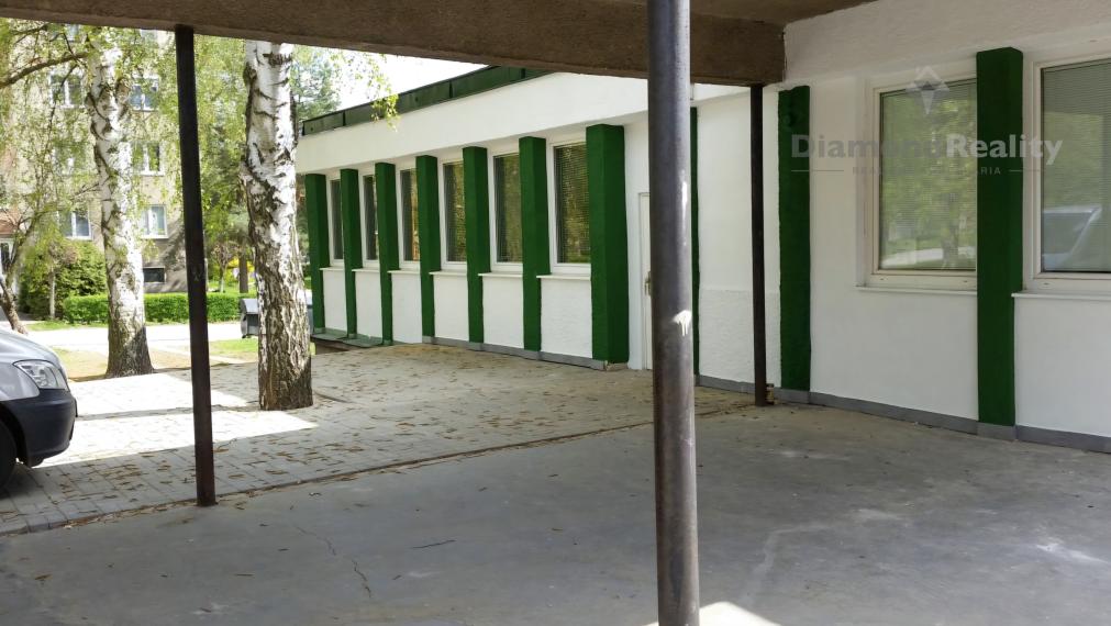 NA PREDAJ KOMERČNÁ BUDOVA V CENTRE SÍDLISKA NA PODNIKANIE